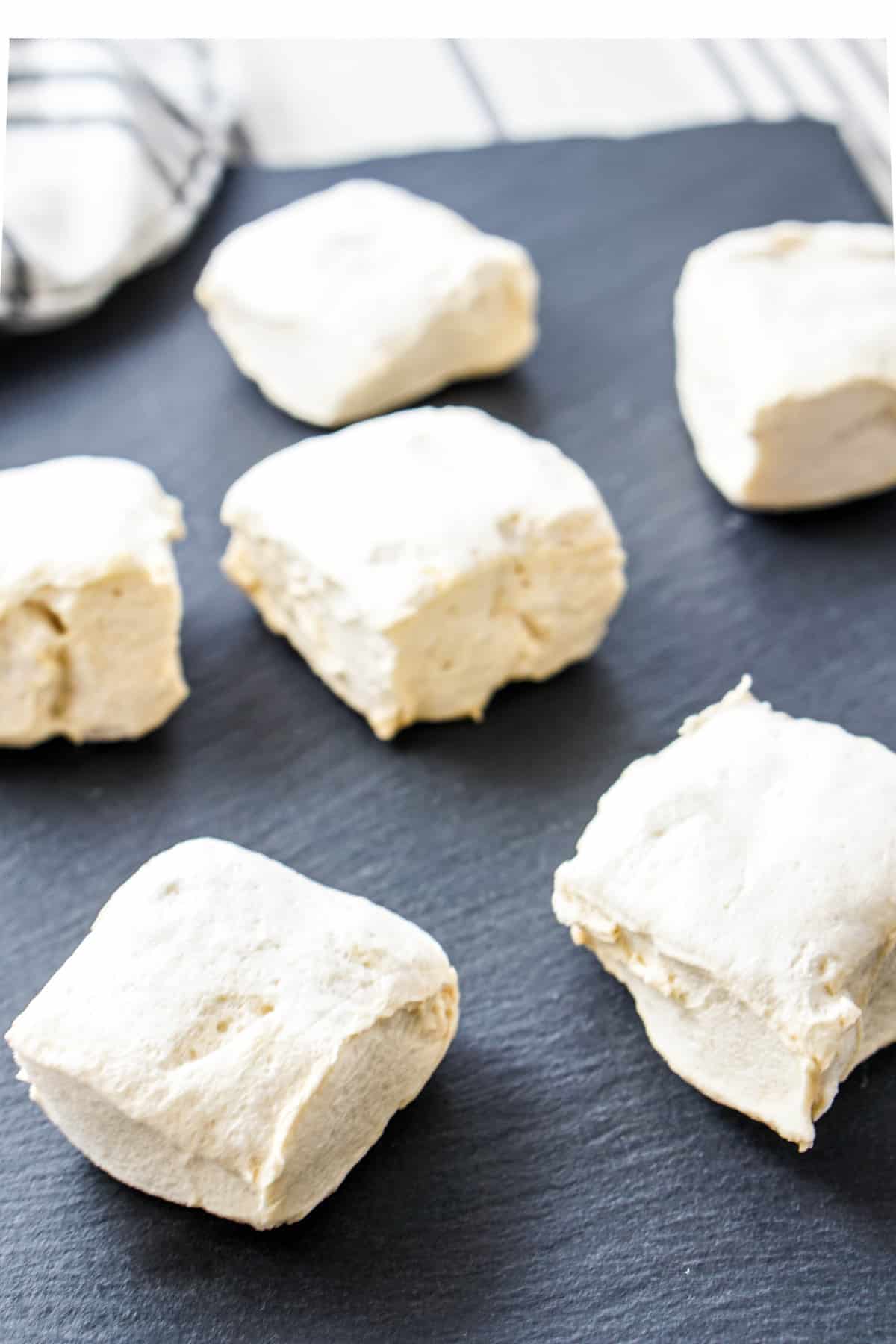 Marshmallows are the best! Now you can enjoy a clean and healthy version with this 4 ingredient homemade marshmallows recipe: water, salt, honey and gelatin