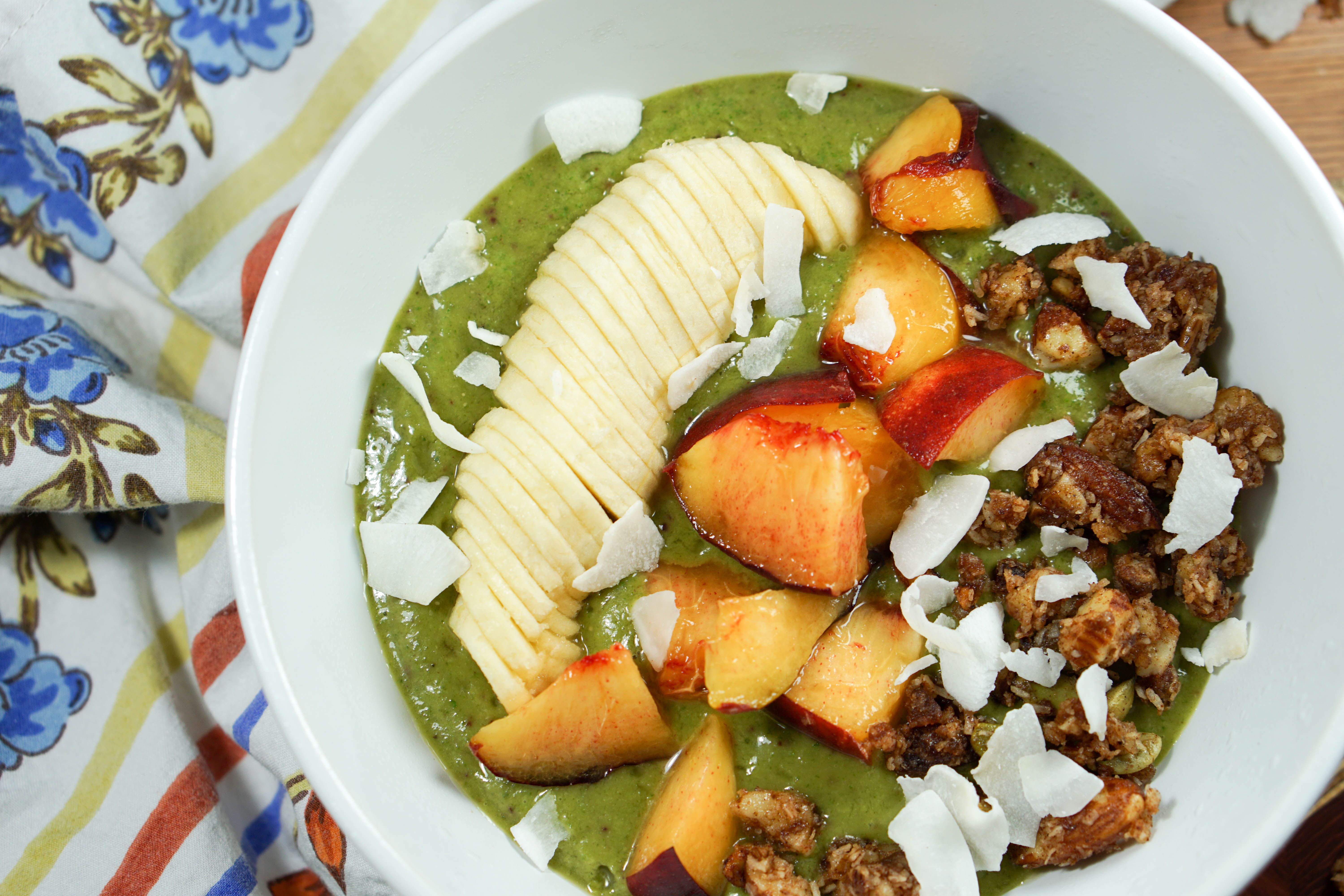 Peaches n Kale Smoothie Bowl Recipe - A delicious peaches n' cream smoothie bursting with antioxidants and protein. Topped with fruit and wholesome granola, it's a perfect way to start the day or treat yourself at night. 