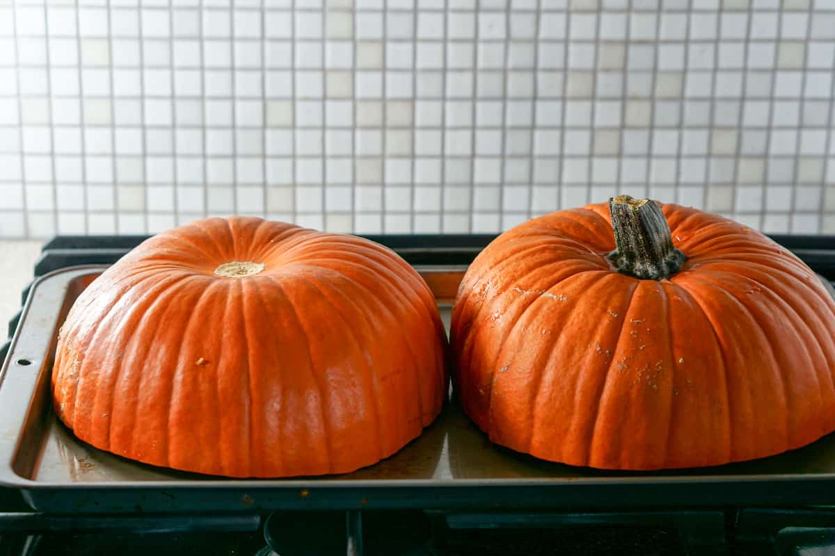 super easy and naturally healthy homemade pumpkin puree. Impress friends and family with made-from-scratch pumpkin deliciousness.