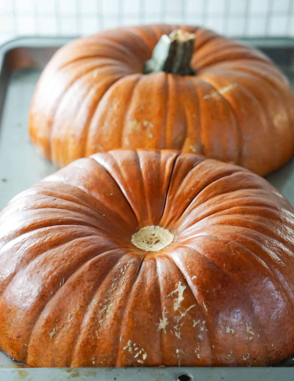 super easy and naturally healthy homemade pumpkin puree. Impress friends and family with made-from-scratch pumpkin deliciousness.