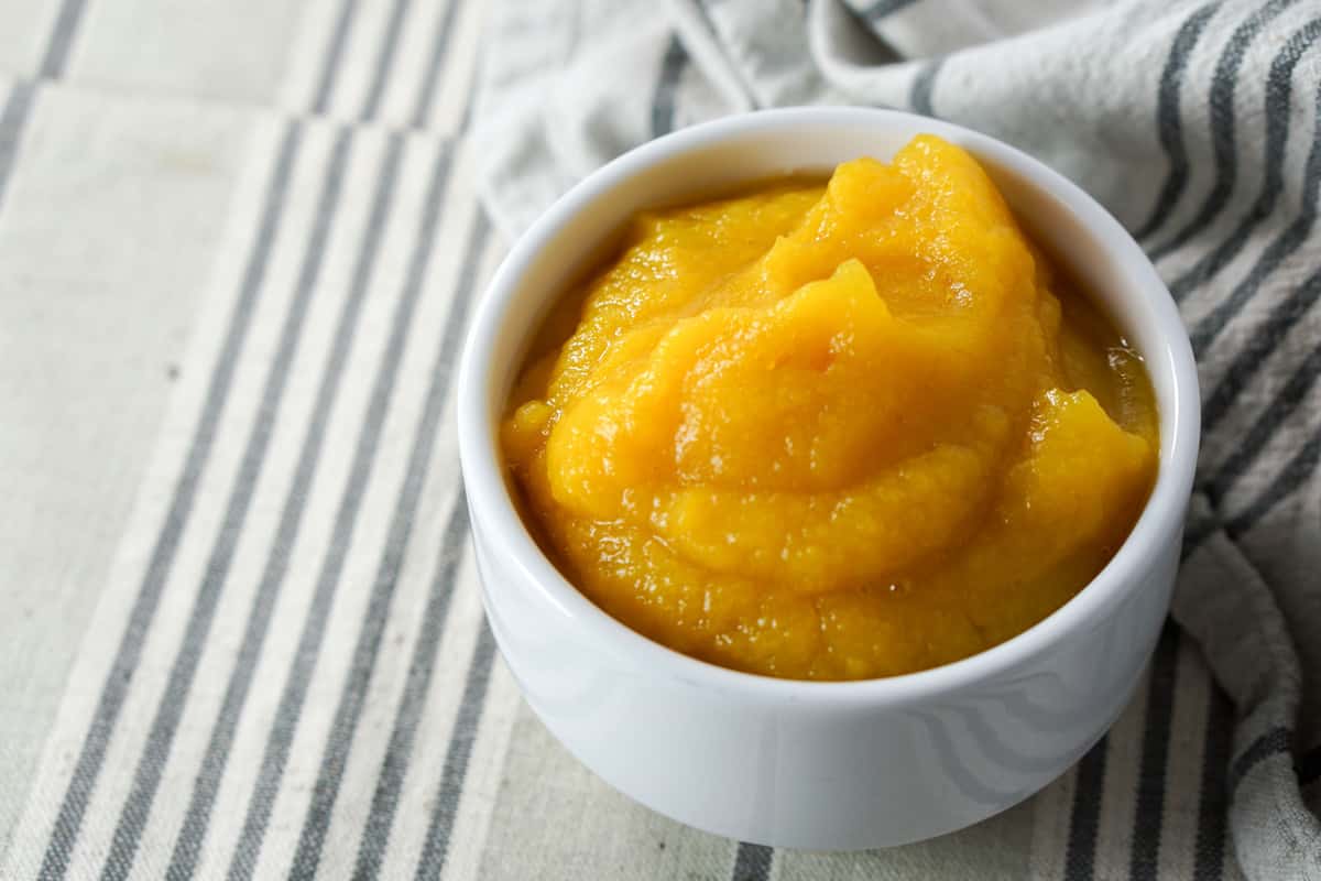 super easy and naturally healthy homemade pumpkin puree. Impress friends and family with made-from-scratch pumpkin deliciousness.