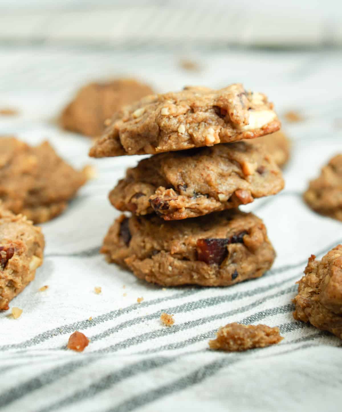 Elvis Cookies Recipe - a healthy, clean 4 ingredient cookie recipe inspired by Elvis Presley's favorite sandwich. Peanut butter, bacon, banana and honey = quick, easy, healthy, fun.