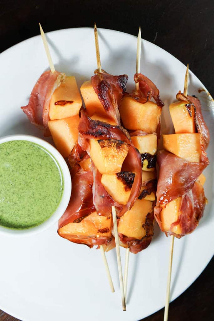 Looking for something a little healthier to spice up your barbecue? Try these grilled cantaloupe prosciutto skewers. Just 2 ingredients and paleo, gf, df. 