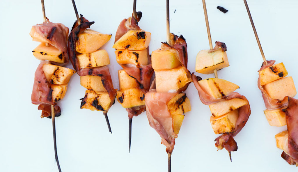 Looking for something a little healthier to spice up your barbecue? Try these grilled cantaloupe prosciutto skewers. Just 2 ingredients and paleo, gf, df.