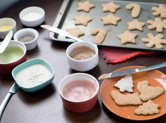Finally, a cut-out cookie frosting without powdered sugar! With just 2 ingredients, this healthy, paleo and naturally colored blender frosting is ready in just minutes.