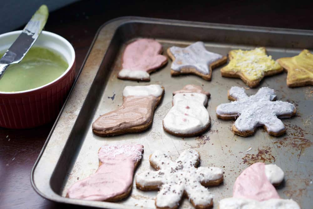 Finally, a cut-out cookie frosting without powdered sugar! With just 2 ingredients, this healthy, paleo and naturally colored blender frosting is ready in just minutes.