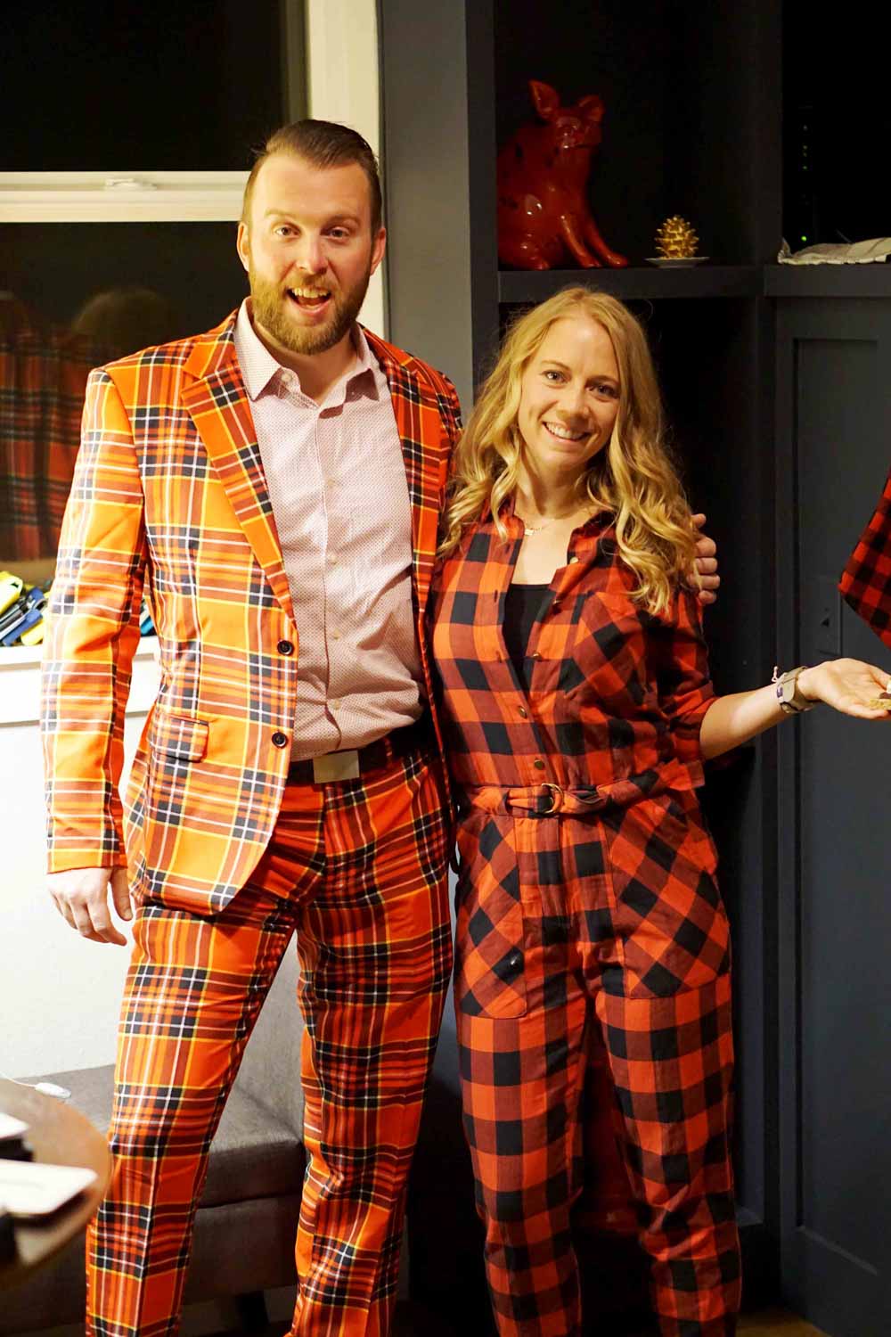 WHy brave the cold in skimpy cocktail gear when you can wear plaid inside. Indoor S'Mores, Chili Bar, Meatballs, Hummus Cukes, Champagne punch and more! Find a healthy and comforting menu for your lumberjack New Years Eve Party