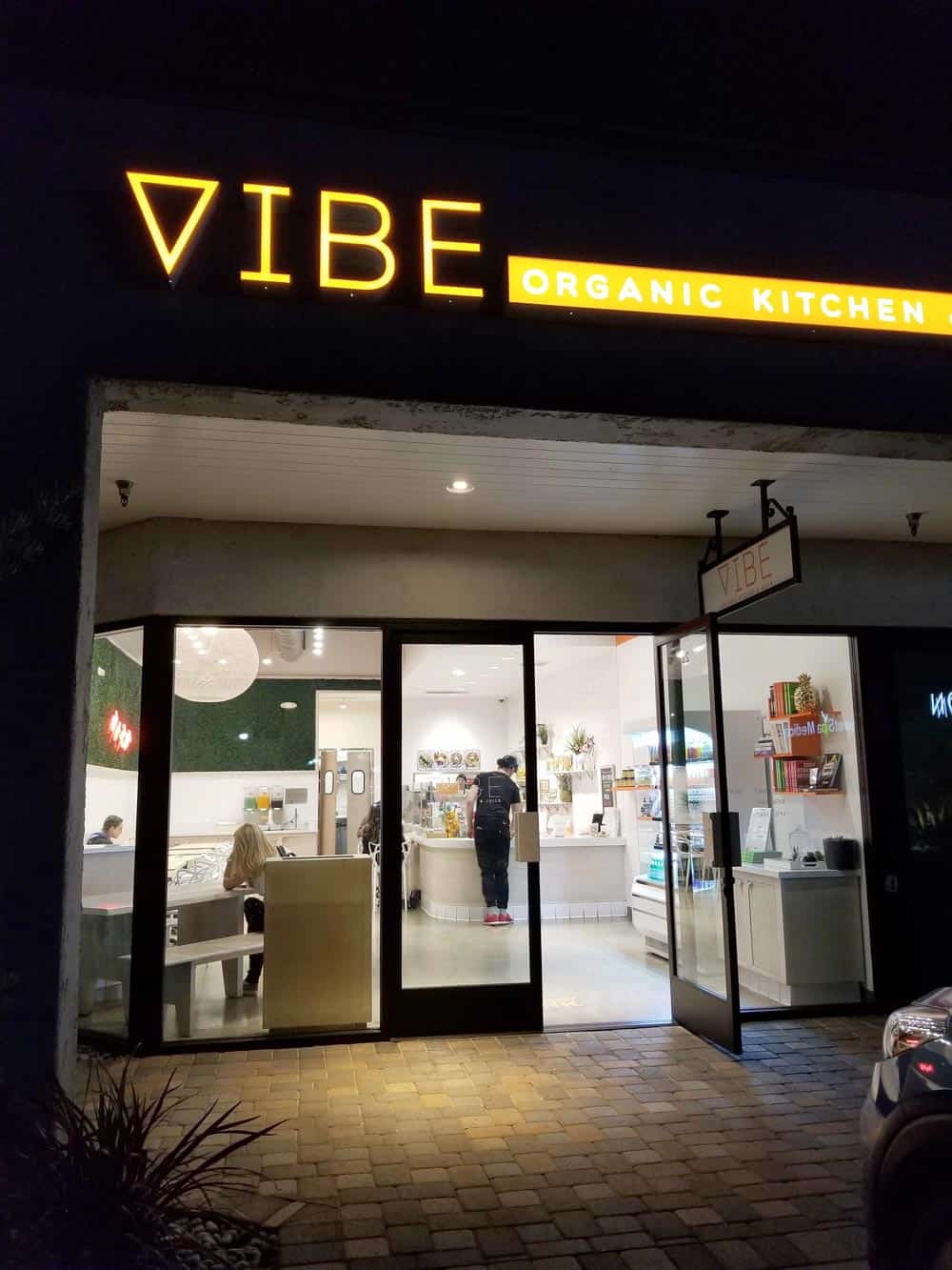 A review of Vibe Kitchen in LA, a place for fresh and delicious eats that won't disappoint. 