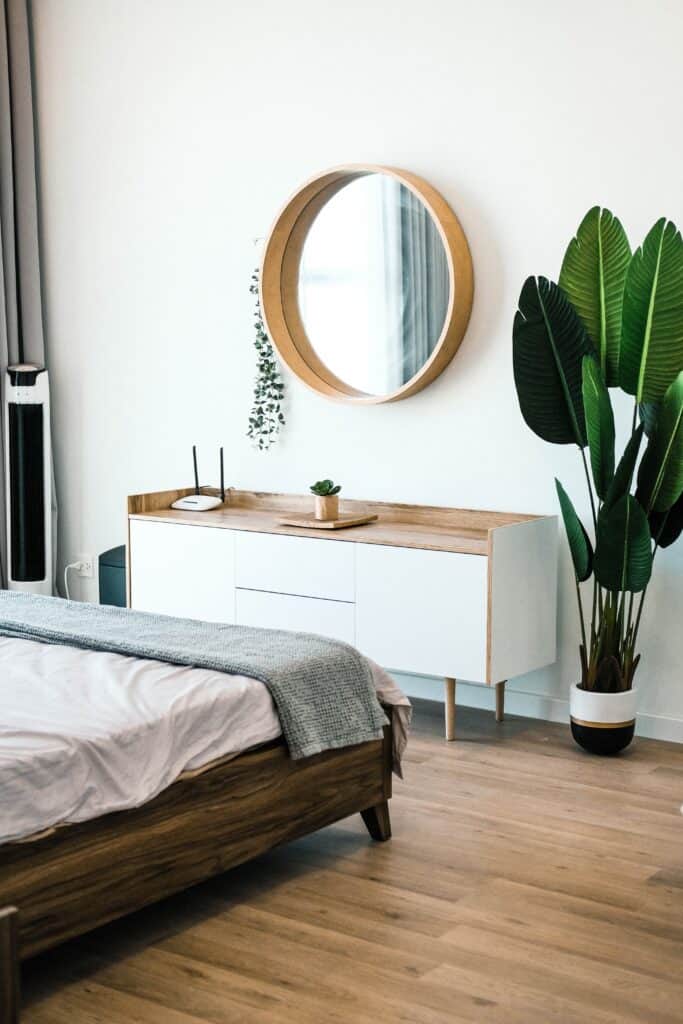 Plants in the bedroom can clean the air, wood floors bed, dresser